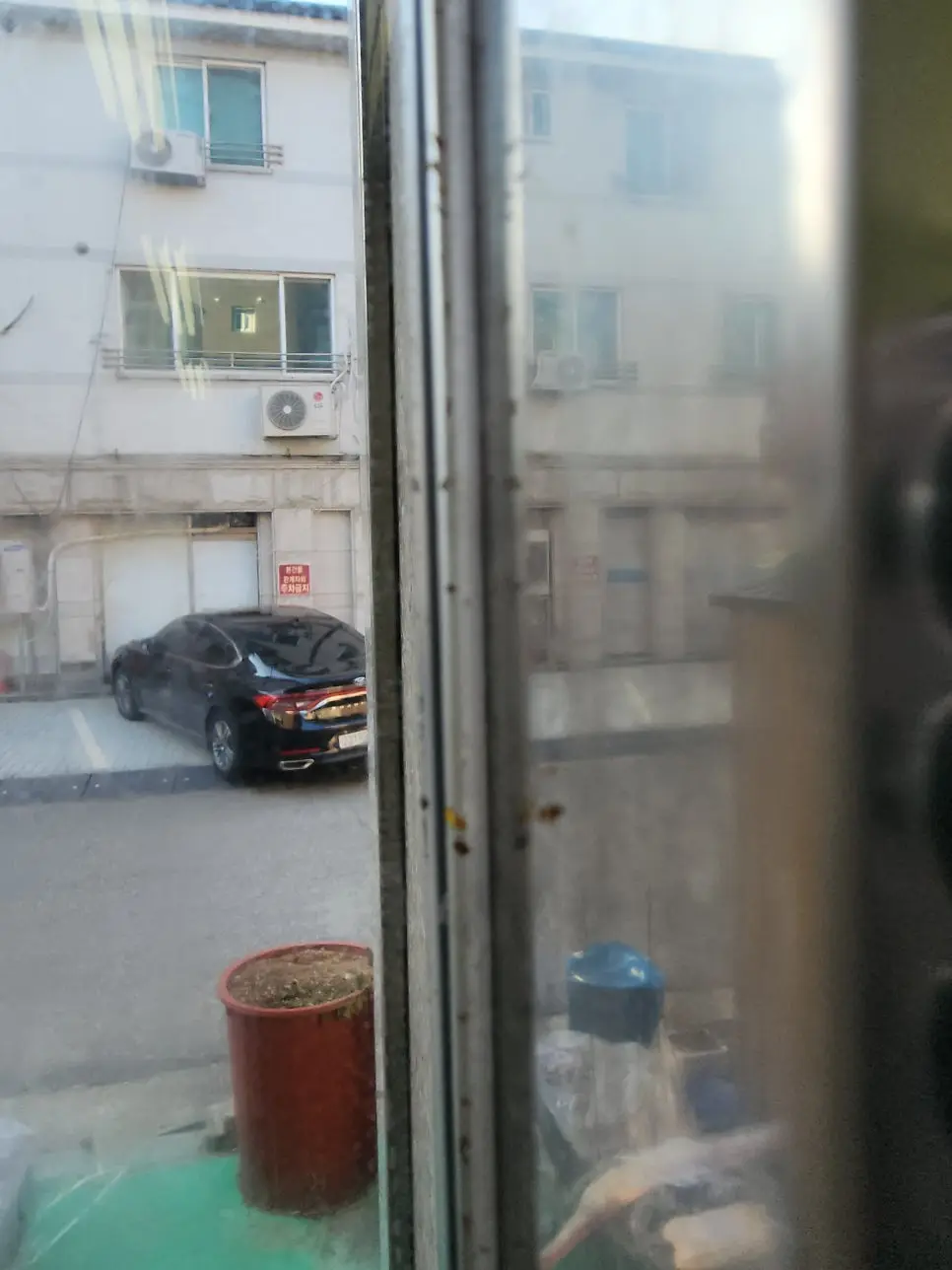 방문 문틀 수리 현장 사진