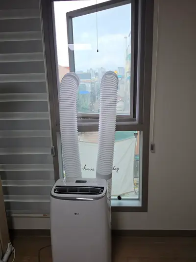 사무실 밖으로 열리는 창 이동식 에어컨 설치 방법 현장 사진