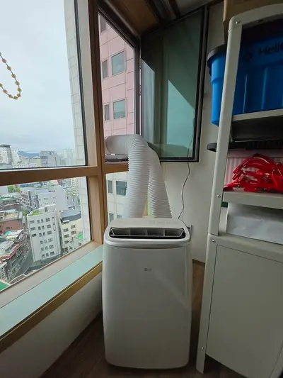 케이스먼트창에 실외기 없는 이동형 에어컨 설치 방법 현장 사진