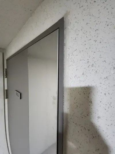 아파트 현관문 처짐 수리 현장 사진