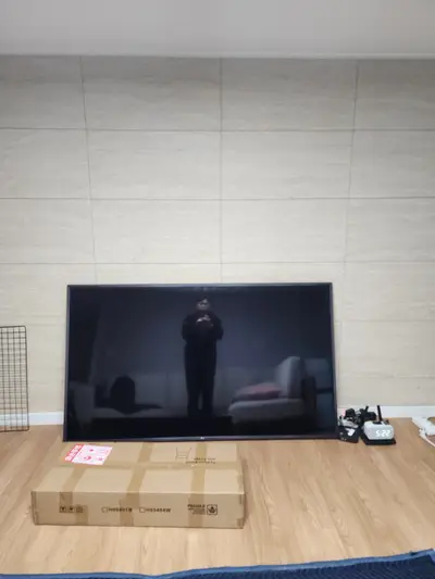 85인치 tv 스탠드 설치 현장 사진