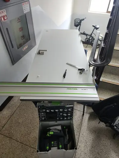 베란다문에 걸리는 호스 전선등 안걸리게 문 자르기 현장 사진